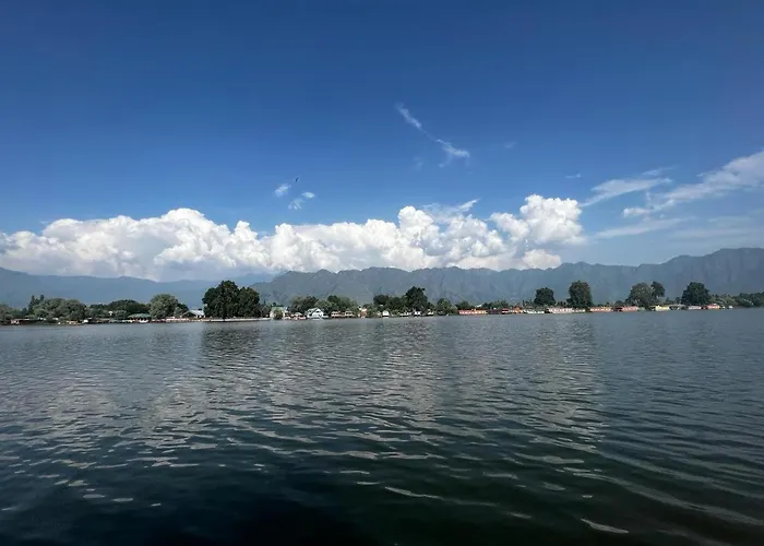 Nigeen Vista Lakeside Chalet