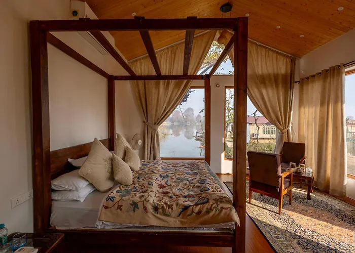 Nigeen Vista Lakeside Chalet