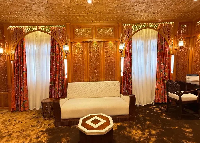 Suroor Houseboat