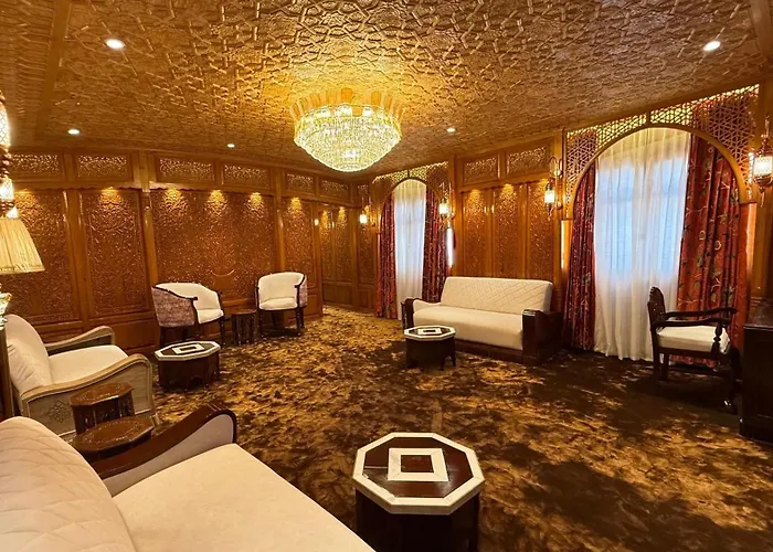 Suroor Houseboat